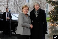 La primera ministra británica, Theresa May, se reúne el martes 11 de diciembre de 2018 con líderes comunitarios para intentar salvar su plan sobre Brexit.