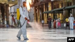 ေရႊတိဂံုဘုရား ရင္ျပင္မွာ ပိုးသတ္ေဆးျဖန္းေနတဲ့ ေစတနာ့၀န္ထမ္း တဦး (မတ္ ၃၁၊ ၂၀၂၀)