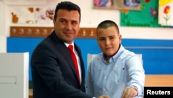Makedoniyanın baş nazir Zoran Zaev referendumda iştirak edib.