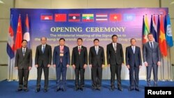 Ministers from countries of the Mekong Memorandum of Understanding (MOU) on Drug Control, and a UNODC representative, pose for a photograph after a morning meeting, in Bangkok, Thailand November 15, 2019. REUTERS/Panu Wong Cha-um - RC2NBD9E6C4D