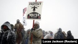 "L'eau c'est la vie, nous devons la protéger" scandent les manifestants de Standing Rock, ici le 5 décembre 2016.