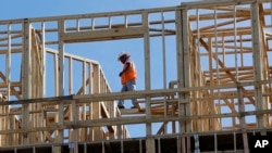 Empleados del ramo de la construcción trabajan en un edificio de apartamentos que está siendo construído en Nashville, Tennessee.