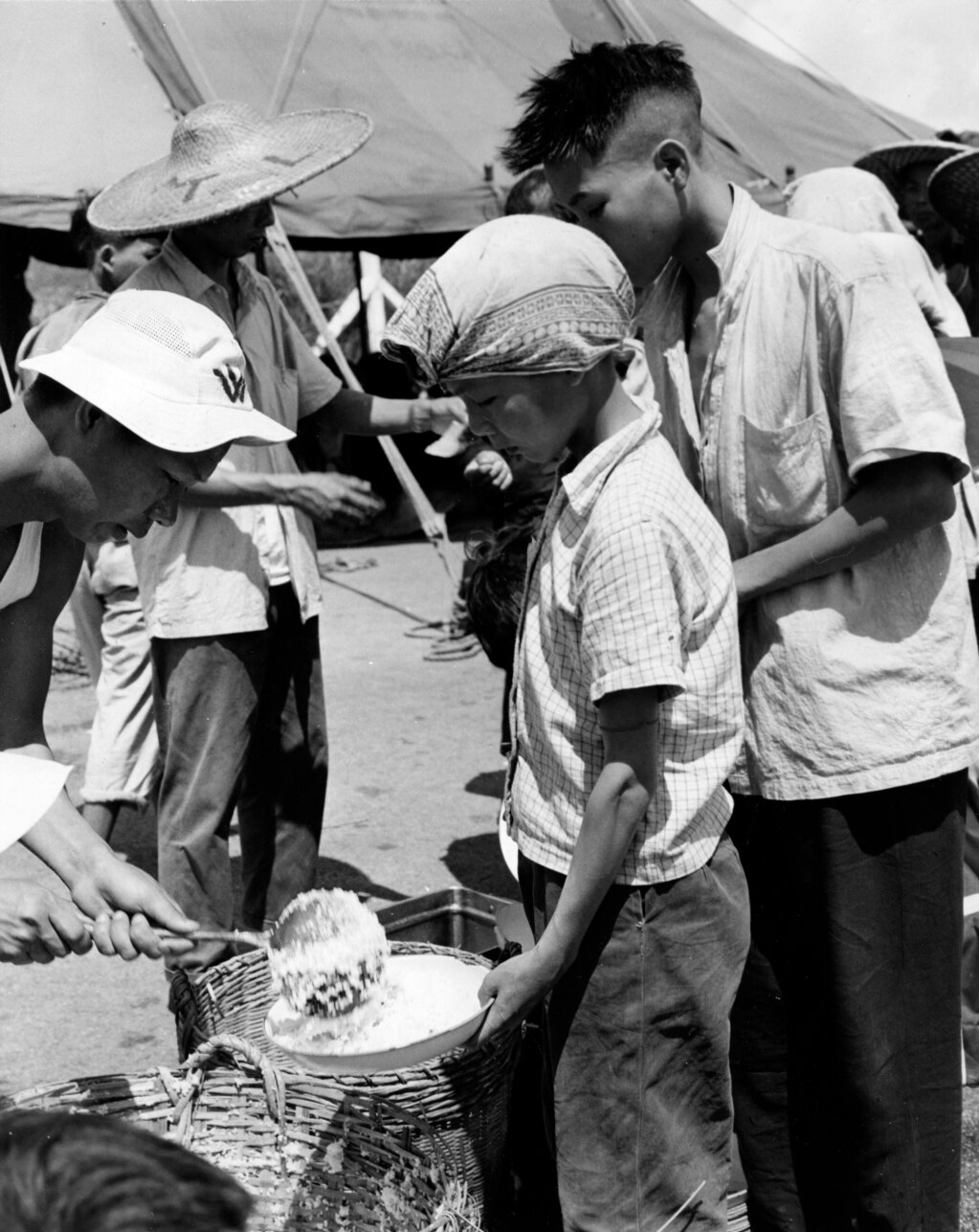 1962 年 5 月中国饥民在香港排队吃饭