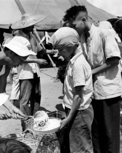 1962 年 5 月中国饥民在香港排队吃饭