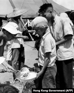 1962 年 5 月中国饥民在香港排队吃饭