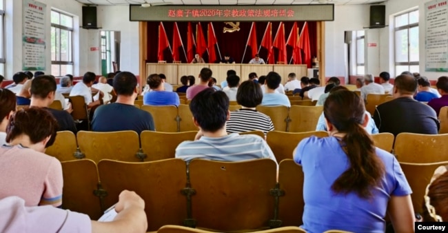 如图所示，2020年，中共在界立建家乡山东聊城高唐县赵寨子镇对基督徒进行政治教育。(图片由界立建提供）