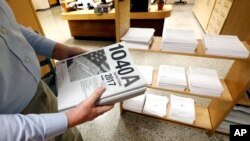 Seorang pekerja memasukan lembaran pelaporan pajak ke dalam laci di Perpustakaan Eudora Wealthy , di Jackson, Mississipi, 15 Februari 2018.