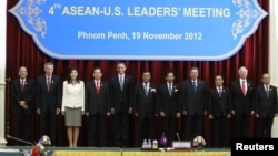 Tổng thống Obama (thứ 5 từ trái) chụp ảnh chung với các nhà lãnh đạo khối ASEAN