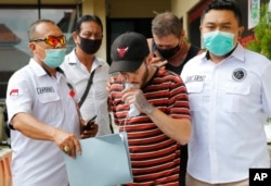 Collum Park (tengah), dan Aaron Wayne Coyle (belakang), dikawal ketat polisi di markas Polda Denpasar, Kamis, 3 September 2020.