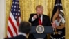Trump diz ter herdado "uma enorme confusão" e critica a imprensa