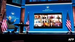 Presiden terpilih AS Joe Biden dalan rapat virtual dengan pakar diplomatik, intelijen, dan pertahanan luar di Wilmington, Delaware, 17 November 2020. (Foto: JIM WATSON / AFP)