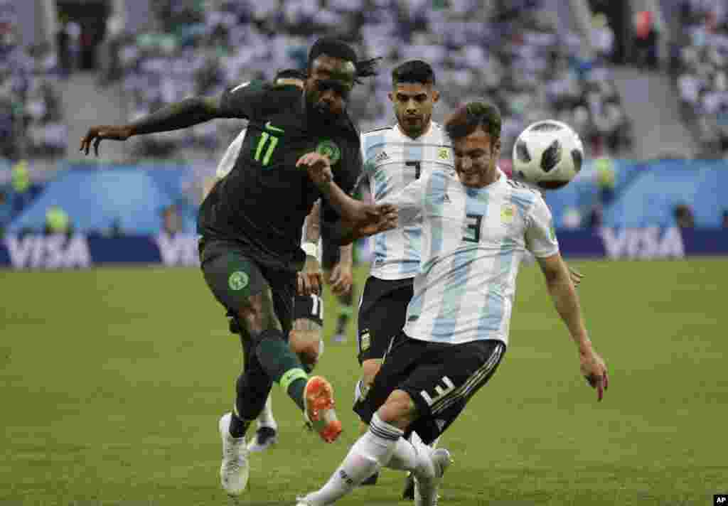 Mchezaji wa Nigeria Victor Moses, kushoto, na mchezaji wa Argentina's Nicolas Tagliafico wakigombania mpira wakati wa pambano la kundi D. 