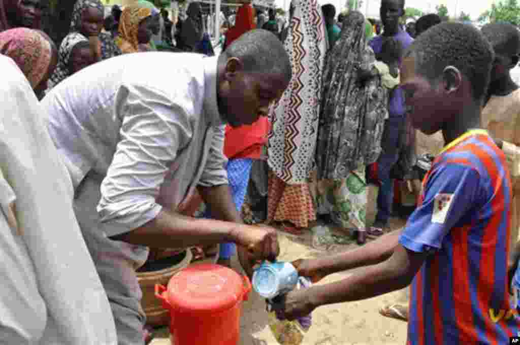 Al&#39;umar jahar Borno wadanda suka samu kawunansu, a cikin hakin ha&#39;ula&#39;i a sanadiyyar rikicin Boko Haram. Wadannan wasu da ga cikin wadan da suka bar gidajensu ne a wata makarantar sakandire da aka ware don taimaka musu. 3 ga Satumba na shekara 2014. &nbsp;