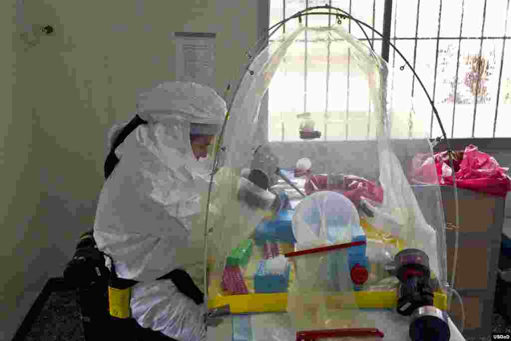 라이베리아 부시로드섬에 설치된 미 해군의 이동식 에볼라 연구시설에서, 안전한 연구를 위해 에볼라 바이러스를 비활성화 상태로 만드는 작업을 진행 중이다. 