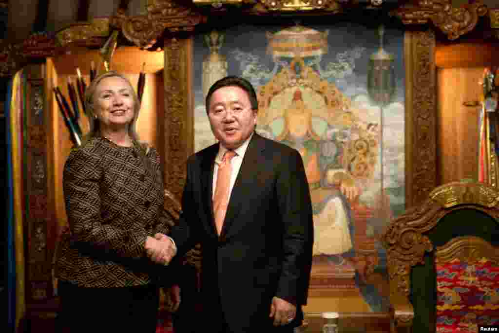 Mongolia Clinton se reuni&oacute; en mongolia con su presidente y con grupos de mujeres para promove rlos avances democr&aacute;ticos del pa&iacute;s.