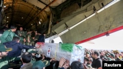 동남부 카시-자헤단 지역에서 자살 폭탄 테러로 숨진 이란 혁명수비대원의 시신이 든 관이 14일 이란의 이스파한 공항에 세워진 비행기가 옮겨지고 있다. 