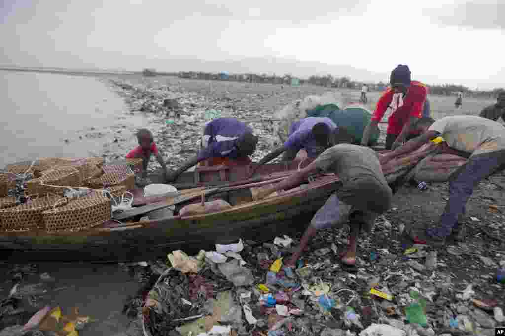 Pescadores retiran del mar sus botes de madera en precaución a la llegada del huracán Irma en un barrio pobre a orillas del mar en Puerto Príncipe, Haití. AP Sept. 6, 2017.