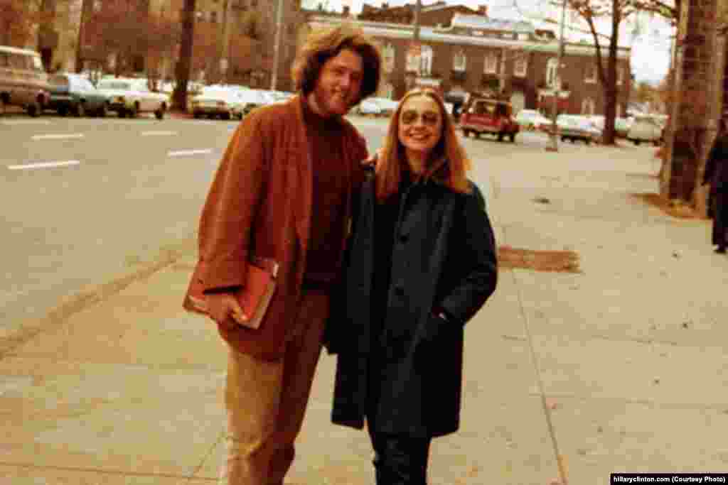 Hillary alikutana na&nbsp; Bill Clinton alipokua anasoma chuo kikuu cha Yale. walianza kua pamoja tangu 1971. (hillaryclinton.com)