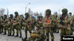 Російські парашутисти під час масштабних маневрів армії на південному сході Росії 22 квітня 2021 р.