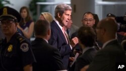 El secretario de Estado, John Kerry, habla con los periodistas en el Capitolio.