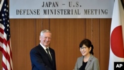 제임스 매티스 미 국방장관과 이나다 도모미 일본 방위상이 4일 도쿄 방위성에서 회담에 앞서 악수를 하고 있다