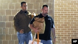 George Zimmerman, izquierda, sale del penal John E. Polk, en Florida, junto a un hombre no identificado, el 22 de abril de 2012, cuando quedó en libertad por primera vez. El jueves pasado, el ex vigilante obtuvo nuevamente libertad bajo palabra.