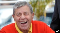 ທ່ານ Jerry Lewis ຖ່າຍຮູບລວມສຳລັບຮູບເງົາຕະຫຼົກ
"Max Rose" ໃນງານເທດສະການຮູບເງົາ Cannes ຄັ້ງທີ 66. 23 ພຶດສະພາ, 2013.