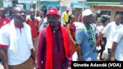 Des travailleurs béninois protestent contre la limitation du droit de grève à dix jours par an à Lomé, Bénin, 13 septembre 2018. (VOA/Ginette Adandé)