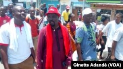 Des travailleurs béninois protestent contre la limitation du droit de grève à dix jours par an à Lomé, Bénin, 13 septembre 2018. (VOA/Ginette Adandé)