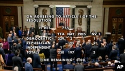 Les élus de la Chambre des représentants, lors du vote de mise en accusation de Donald Trump le 18 décembre 2019 à Washington.(House Television via AP)