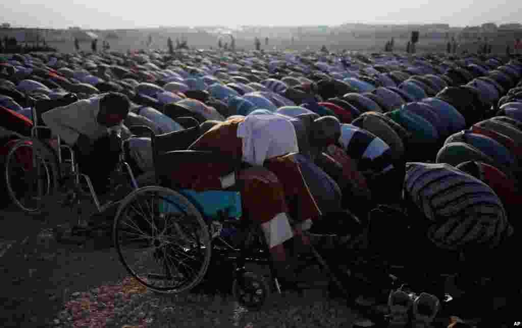 Pengungsi difabel dari Suriah melakukan sholat Idul Fitri di kamp pengungsi Suriah, Zaatari, di Mafraq, Yordania, 8 Agustus 2013.