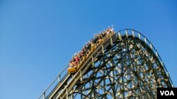 Pertikaian yang dipicu oleh larangan mangenakan penutup kepala apabila menaiki roller coaster, mengacaukan suasana perayaan lebaran di taman hiburan Westchester, New York (Selasa, 30/8).