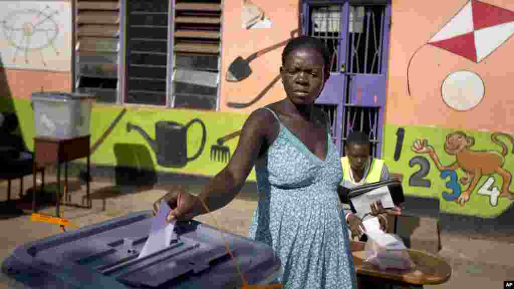 Une femme ougandaise vote dans une école à Kampala, le 18 février 2016.