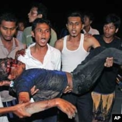 Muslim men run with the body of a man following a shootout with soldiers near Pattani, southern Thailand, April 13, 2007. (file photo)