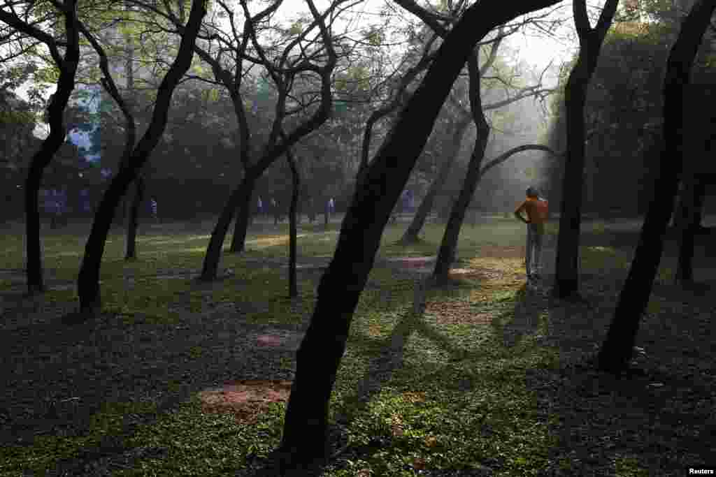 방글라데시 다카의 람나공원에서 한 남성이 아침 운동을 하고 있다.