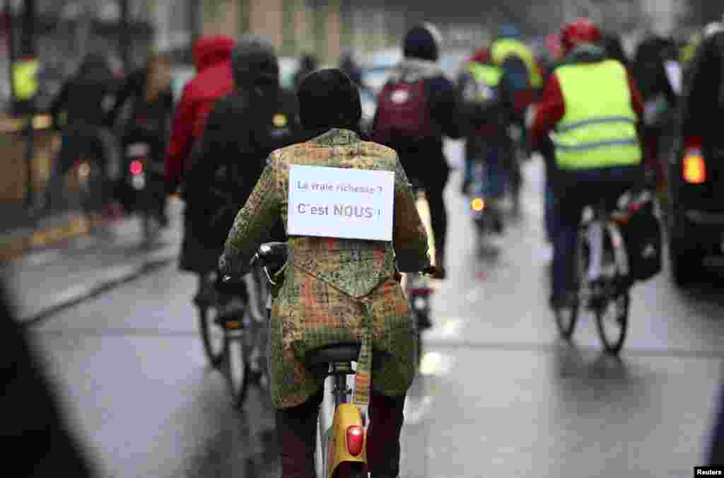 A cyclist wears a sign at Midi/Zuid railway station during a nationwide strike in a protest over the government's planned pension reform and budget cuts, in Brussels, Dec. 15, 2014.