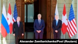 Le président suisse Guy Parmelin, le président américain Joe Biden et le président russe Vladimir Poutine posent pour une photo à la Villa La Grange avant le sommet américano-russe, à Genève, Suisse, le 16 juin 2021.