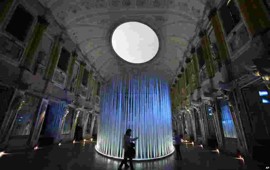 یک اثر هنری با نور در کاخ سلطنتی در شهر میلان در ایتالیا.