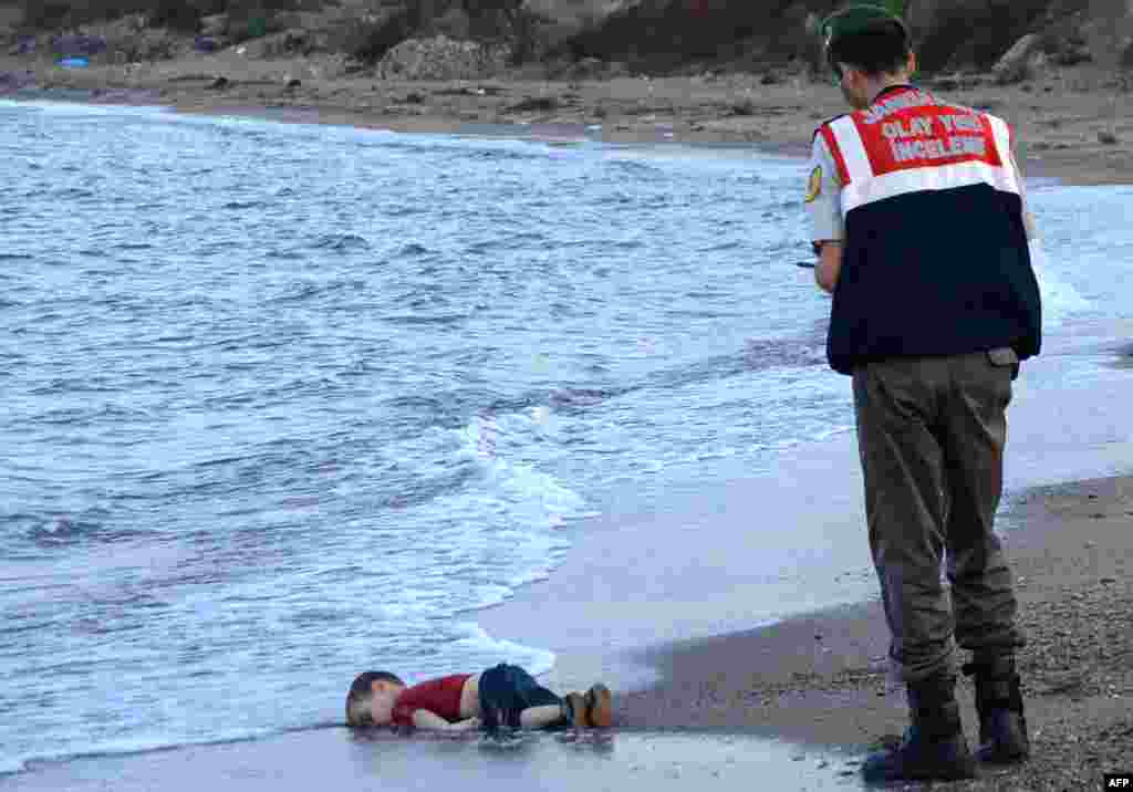 Bodrum sahilinde cesedi bulunan küçük Aylan Kurdi&#39;nin bu fotoğrafı, tüm dünyayı derinden sarstı