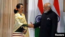 印度总理莫迪在新德里与到访的缅甸政府国务资政昂山素季握手。（2018年1月24日）