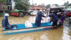 ကချင်ပြည်နယ်၊ မိုးညှင်းခရိုင်၊ ဖားကန့်မြို့နယ်မှာ မိုးအဆက်အပြတ်ရွာသွန်းမှုကြောင့် ဥရုချောင်းရေများ ဝင်ရောက်တာကြောင့် ရေကြီးမှုနဲ့ ကြုံနေရသူများကို အကူအညီပေးနေတဲ့ မီးသတ်တပ်ဖွဲ့ဝင်များ။ (ဓာတ်ပုံ - Myanmar Fire Services Department - သြဂုတ် ၁၈၊ ၂၀၂၀)