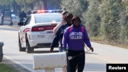 Para mahasiswa kampus Lone Star College, Houston, Texas dievakuasi pasca insiden penembakan di kampus tersebut, Selasa (22/1). 