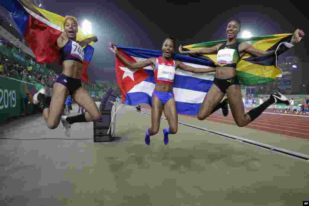 یولیمار روژاس، برنده مدال طلای پرش سه گام زنان، در کنار دو ورزشکار از کوبا و جامائیکا که مدال های برنز و نقره این رشته را در جریان مسابقات پان امریکن بردند، کامیابی خود را جشن گرفتند.&nbsp;
