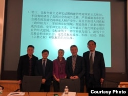 参加哈佛大学"改革开放40年：挑战和机遇"系列研讨会的中国和美国学者，包括荣剑（右一）和贺卫方（右二）（荣剑推特照片）。