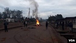 Des habitants en colère après un assassinat, à Lubumbashi, en RDC, le 6 mars 2018. (VOA/Narval Mabila)