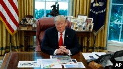 El presidente Donald Trump habló con los periodistas el miércoles, después de recibir una sesión informativa sobre el huracán Dorian, en la Oficina Oval de la Casa Blanca.