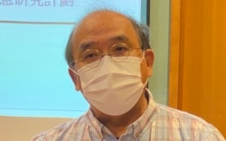 香港民意研究所副行政总裁钟剑华表示，过去11个月的民调结果，反映大部份市民不满港府的防疫表现， 他批评港府采购疫苗等防疫措施政治化，令疫情持续扩散 (美国之音/汤惠芸）