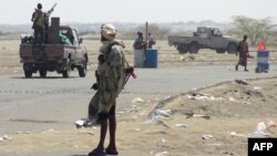 예맨 정부군이 13일 후티 반군의 거점인 남서부 항구도시 호데이다의 검문소 주위에 모여있다. 