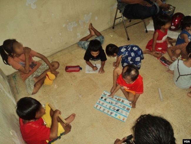 Anak-anak yang mengidap HIV di Solo masih kerap mendapat perlakukan diskriminatif dari masyarakat (VOA/Yudha Satriawan).