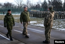 Ukrainian President Petro Poroshenko (C) and Canada's Governor General Julie Payette (L) visit the International Peacekeeping Security Center near the village of Starychy, Ukraine, Jan. 18, 2018.